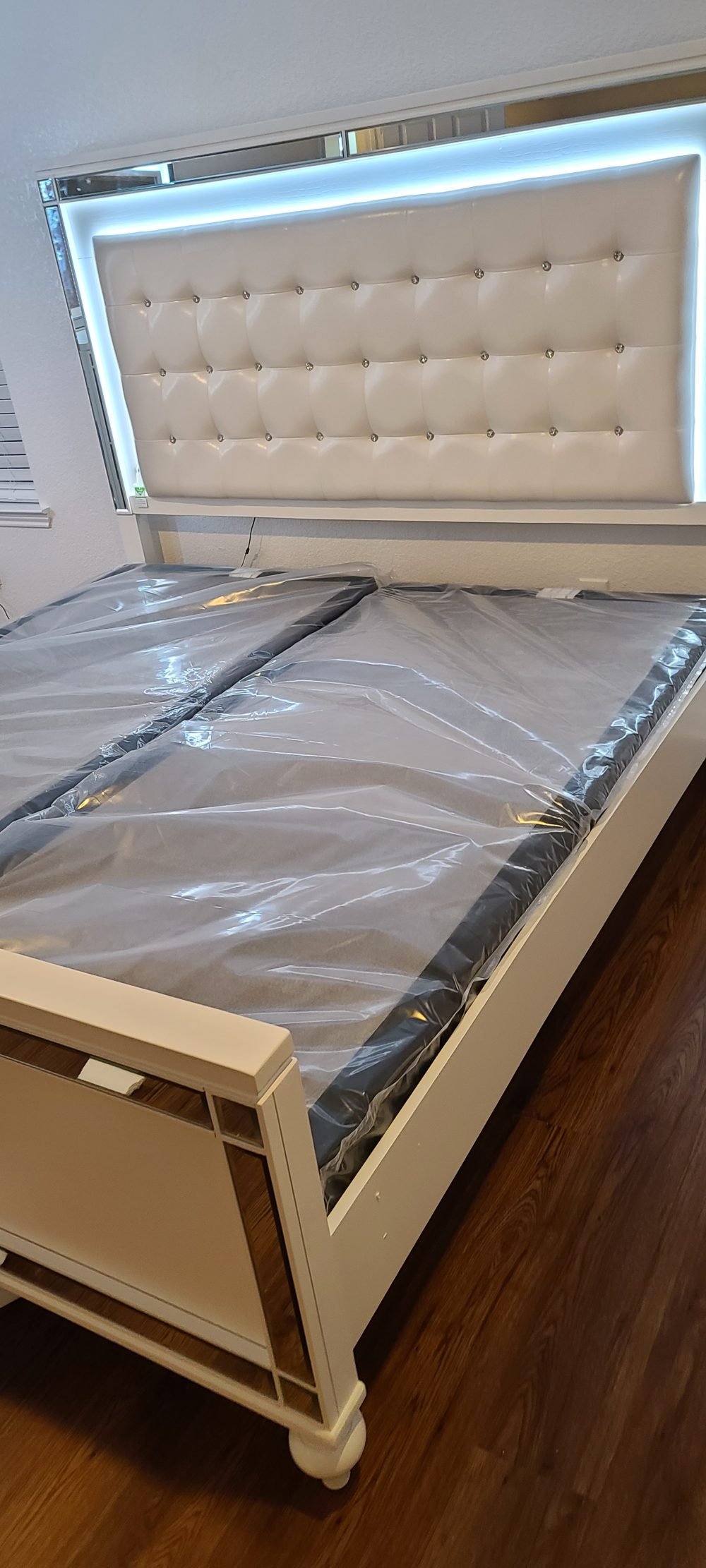 Item B2115 White bed broom set 5 pc king only Available